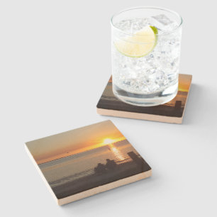 Couple Sit On Beach im Untersetzer von Sunset Ston