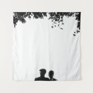 COUPLE SITTING ON BENCH UNDER TREE GRAYSCALE PHOTO WANDTEPPICH