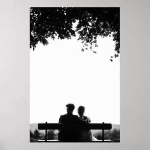 COUPLE SITZT AUF DEM SPIEL UNTER BAUMUTTERSCHAUMEN POSTER