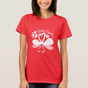Couple Swan Silhouette Reflektion im Wasser T-Shirt