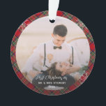 Couple's First Christmas Fotos Stewart Tartan Ornament<br><div class="desc">Lassen Sie sich von der Magie Ihres ersten Weihnachtsgeschehens verzaubern und genießen Sie unsere maßgeschneiderte Foto-Verzierung! Dieses elegante Ornament, das Ihre wertvollen Erinnerungen perfekt einfängt, wird zu einem Erbstück und erinnert Sie an das besondere Jahr, in dem Sie den Urlaub als Paar feiern. Mit seinem zeitlosen Design und einer Touch...</div>
