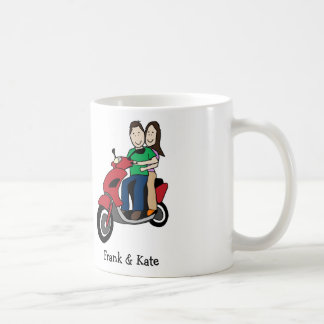 Couples sur le scooter - tasse faite sur commande