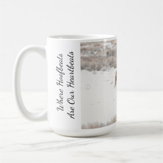 Courez dans la tasse de café de neige