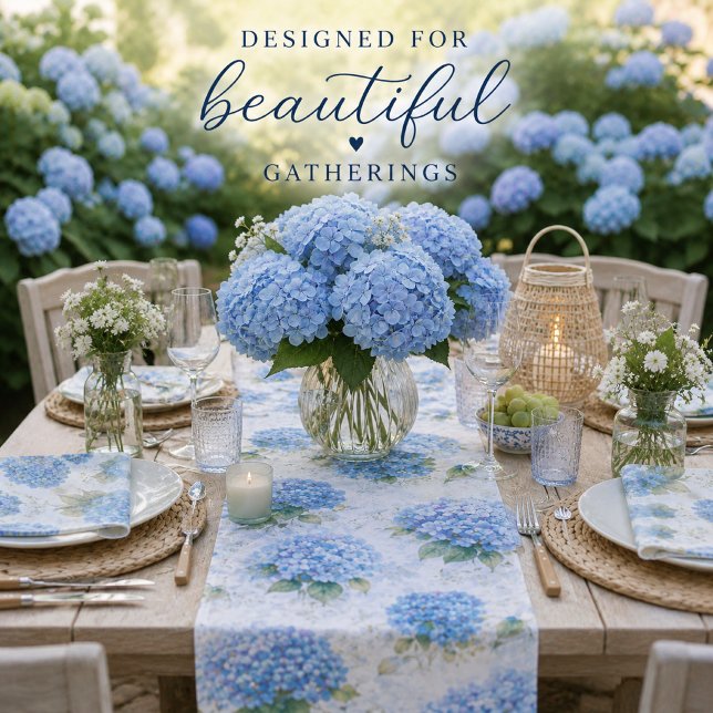 Court Chemin de table côtier à l'aquarelle Hydrangea ble (Elegant blue hydrangea table decor designed for beautiful gatherings and coastal entertaining.)