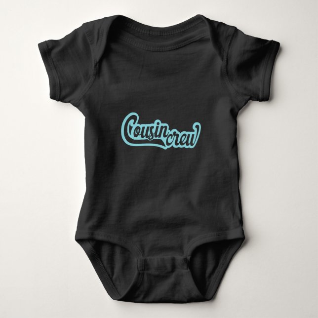 Cousin Crew Baby Strampler (Vorderseite)