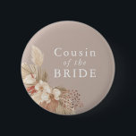 Cousin der Bride Boho Pampas-Grasneutrale Button<br><div class="desc">Ein Hochzeitsgepäck für den Cousin der Braut mit neutralen Tönen und Pampas-Grasblättern.</div>