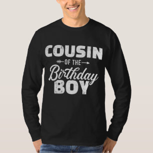 Cousin des Geburtstagsjungen Sohn, der zu einer Fa T-Shirt