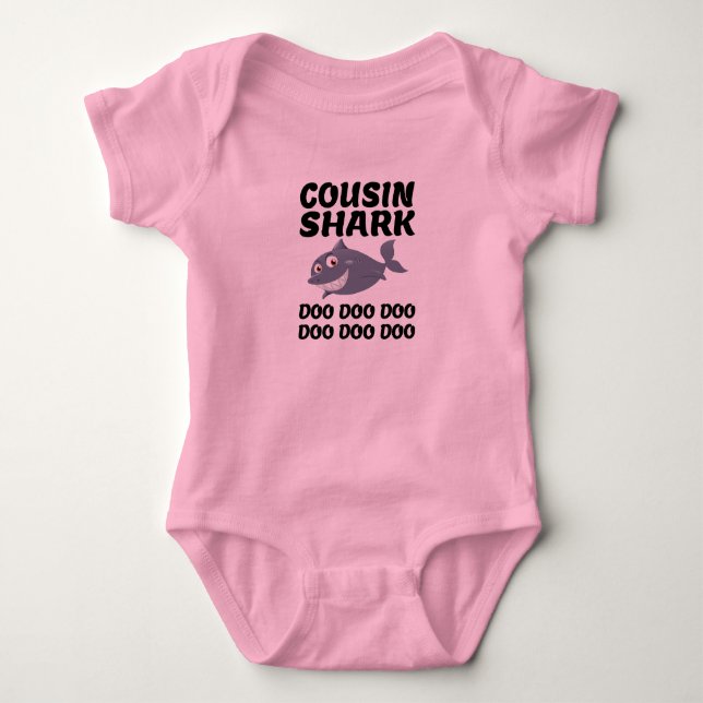 Cousin Shark Do - Spaß Familiengetrieben Baby Strampler (Vorderseite)