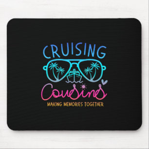 Cousins auf Kreuzfahrt, die gemeinsam Erinnerungen Mousepad