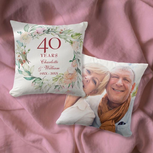 Coussin 40ème anniversaire du Mariage de Ruby Roses Garlan (40th Ruby Wedding Anniversary Roses Garland Photo Throw Pillow)