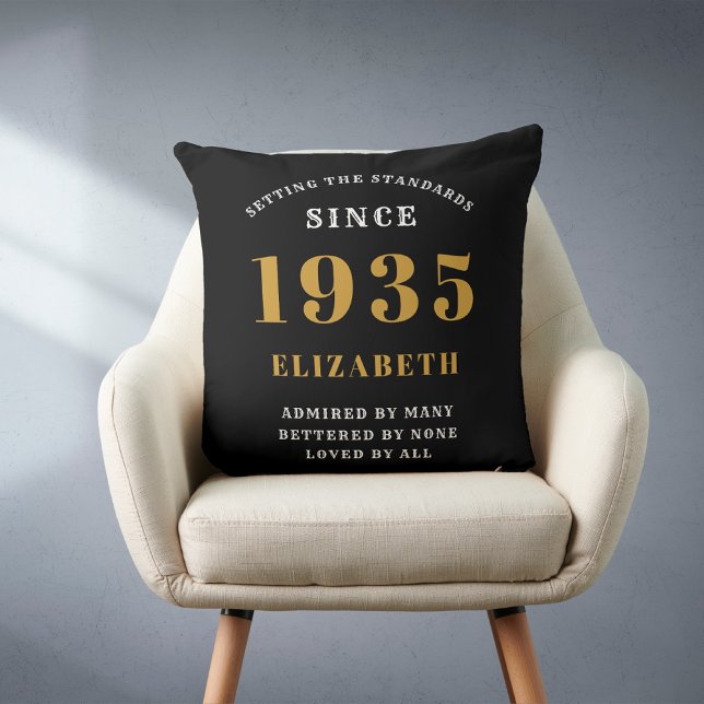 Coussin 90e anniversaire 1935 Black Gold (Personalized 90 birthday throw pillow on a chair.)