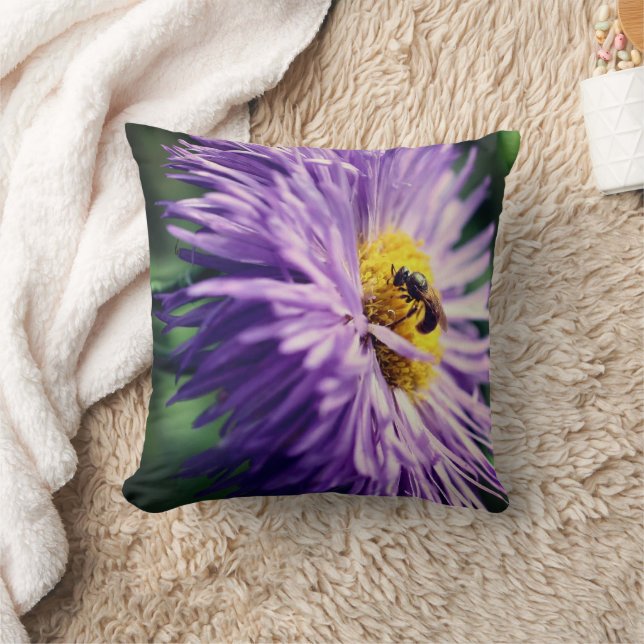 Coussin Abeille minuscule sur la fleur marguerite violette (Couverture)