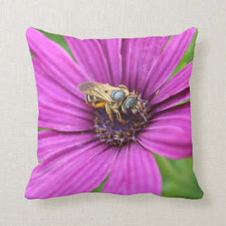 Coussin Abeille sur un carreau de fleur