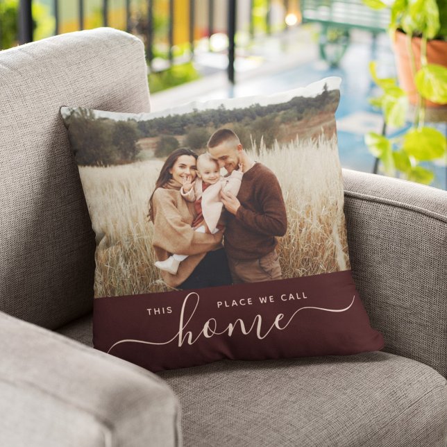 Coussin Accueil moderne Simple Script Photo Sangria Rouge ("This place we call home" - snuggle up to the sentiment in this modern pillow!)