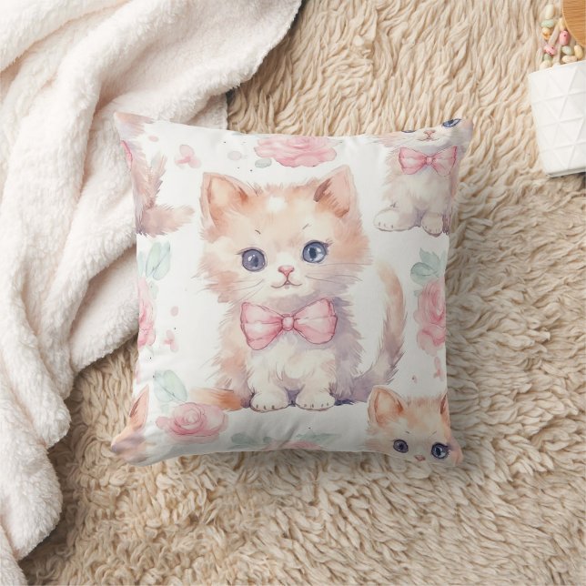 Coussin Adorables chatons duveteux avec des roses roses (Couverture)