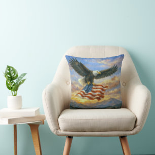Coussin Aigle chauve volant avec le drapeau américain