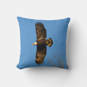 Coussin Aigle de chauve s'envolant au-dessus des arbres Co