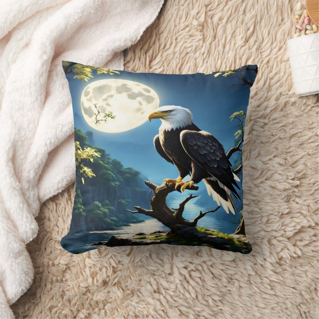 Coussin Aigle perché calmement sur la branche sous Pleine  (Couverture)