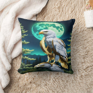 Coussin Aigle perché sous ciel clair de lune en forêt