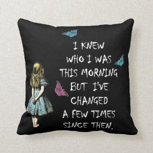 Coussin Alice dans la citation du pays des merveilles
