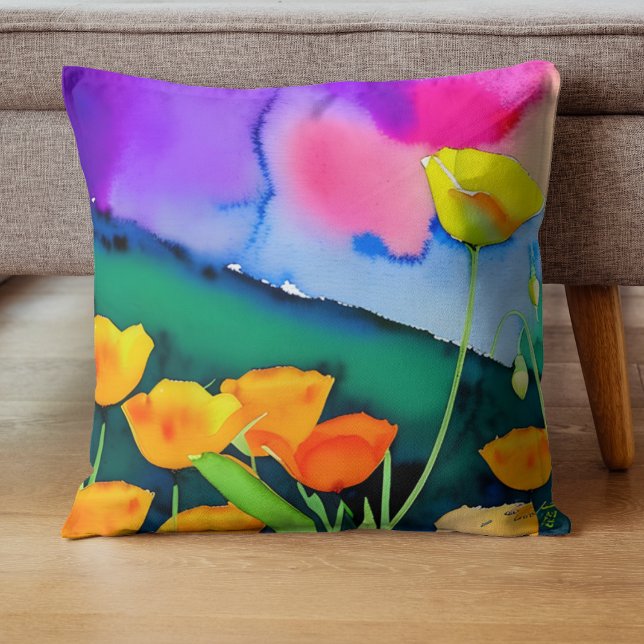 Coussin Aquarelle Orange Jaune Poppies avec Rose Vert (Pillow California poppies in yellow and orange on a green hillside with pink, purple and blue sky.)
