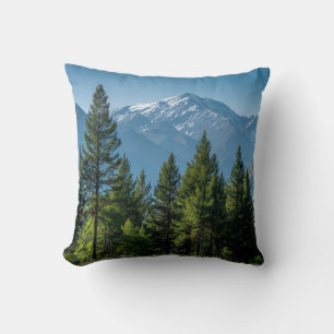 Coussin Arbres Conifères avec Arrière-plan Montagneux