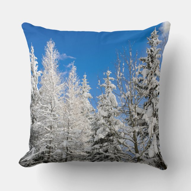 Coussin Arbres de neige sous un ciel bleu clair (Recto)
