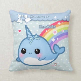 Coussin Arc-en-ciel mignon narwhal sur le pois blanc et