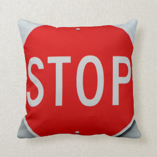 Coussin Arrêtez rouge de signe et blanc gris
