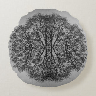 Coussin arrondi de réflexion d'arbre monochrome