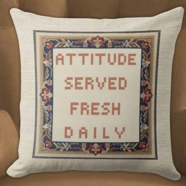 Coussin Attitude Servi Frais Quotidien Drôle Faux Brodés (Attitude Served Fresh Daily Funny Witty Faux Needlepoint Pillow Neutral Colors Beige Background)