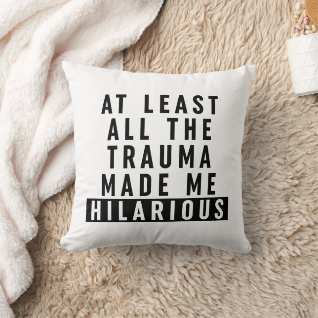 Coussin Au moins, tout le traumatisme m'a rendu Hilaire (Couverture)