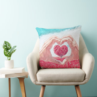 Coussin avec coeur entre deux mains à coeur ouvert