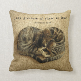 Coussin avec des chats sous forme de coeur