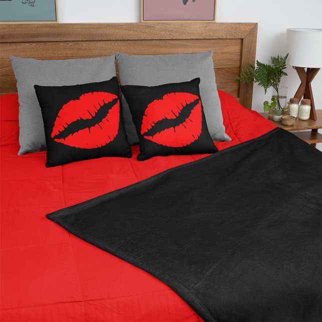 Coussin Baiser rouge à lèvres en noir (Red Lipstick Kiss on Black Throw Pillow)