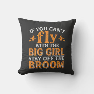 Coussin Balai de grande fille Citation de sorcière d'Hallo