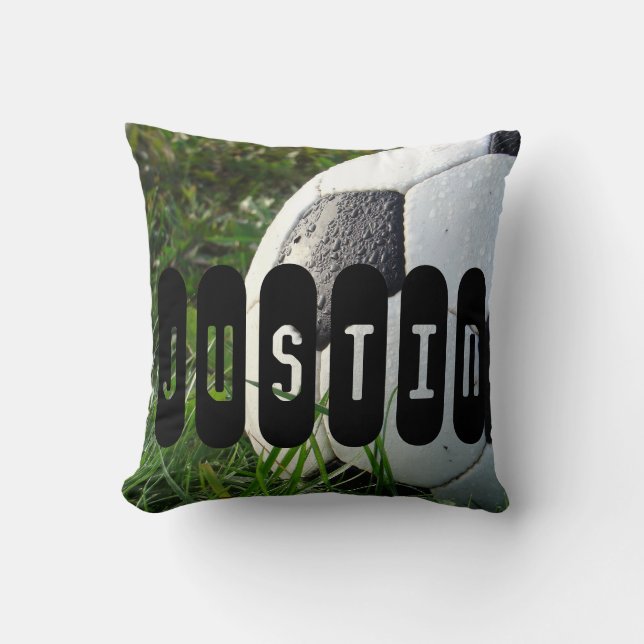 Coussin Balle de football noir et blanc en herbe verte (Recto)