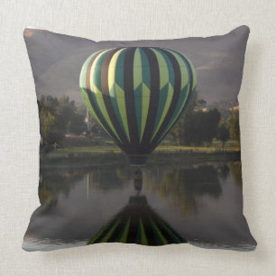 Coussin Ballons à air chaud au-dessus de la rivière Yaki