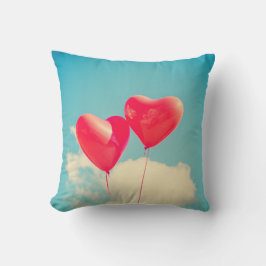 Coussin Ballons du Coeur Rouge contre ciel nuageux