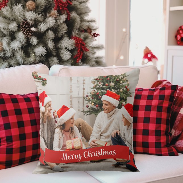 Coussin Bannière Joyeux Noël Photo personnalisée (Add your favorite photo to this festive pillow that features a red banner that says Merry Christmas.)