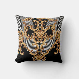 Coussin Baroque doré, décoration complexe.