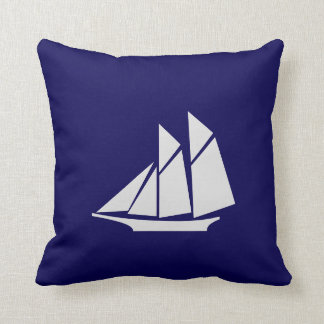 Coussin Bateau élégant blanc sur fond bleu marine