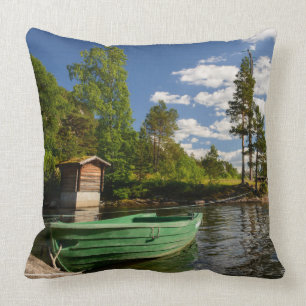 Coussin Bateau vert dans un fjord en Norvège