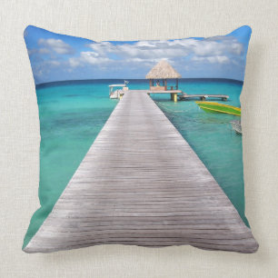 Coussin Bateaux à une jetée dans le carreau Pacifique