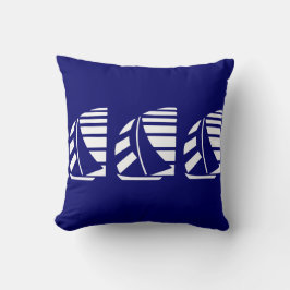 Coussin Bateaux à voile White Racing sur Blue Throw Pillow