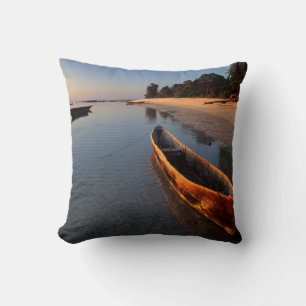 Coussin Bateaux en bois sur la plage de Tondooni