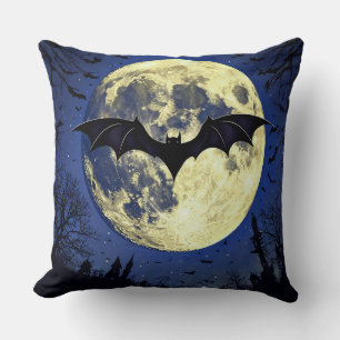 Coussin Batte volant au-dessus du ciel illuminé de la lune