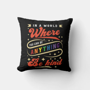 Coussin Be Kind LGBTQ Rainbow Pride Month