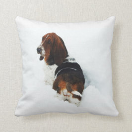 Coussin Beau Basset Hound dans le carreau de neige