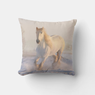 Coussin Beau étalon blanc qui traverse la neige